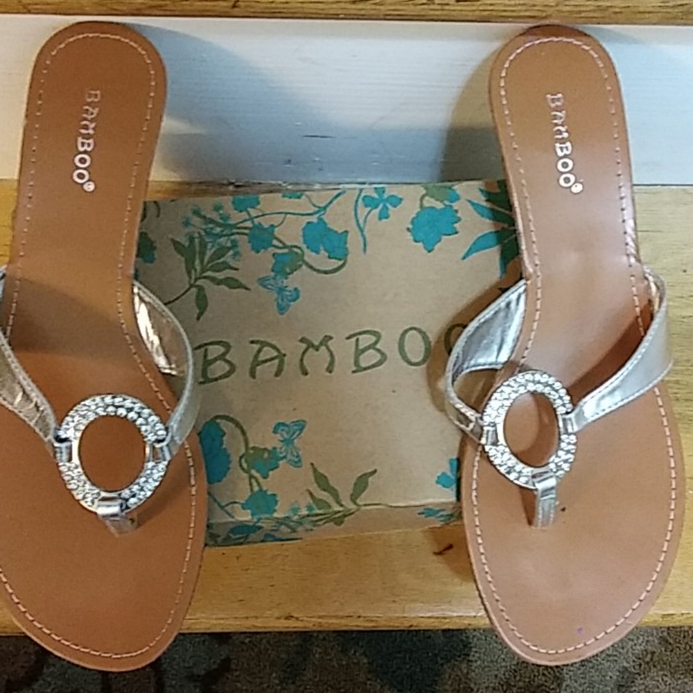 Flat sandals